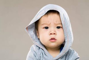 婴儿老是皱眉头正常吗 为何婴儿老是皱眉头