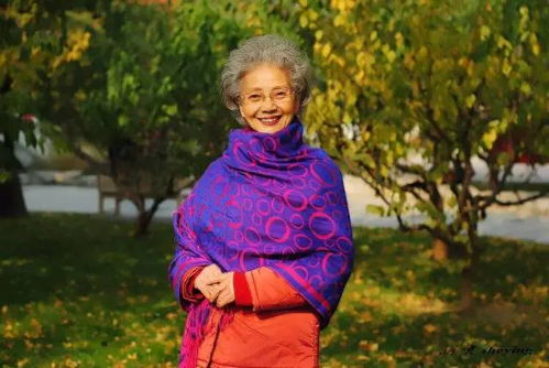 她70岁靠走路减重30斤,80岁练瑜伽 写博客 做模特,活成了中国最时尚的 神仙奶奶
