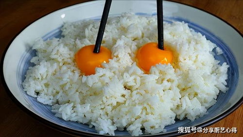 把鸡蛋打在剩米饭里,简单一做,即成美食,上桌后家里小孩抢着吃