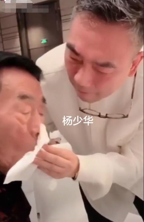 87岁相声大师杨少华罕露面,吃饭缓慢咀嚼困难 儿子帮擦嘴太孝顺