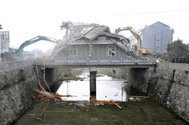 组图 浙江温岭建在桥上 最牛楼房 被拆除 