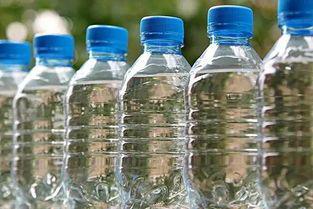水在地球上放几一年都不会过期,为什么在瓶子里放几天就会过期 