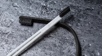 每天不到1毛钱,10年口臭一刷没 这支能360 变形的黑发明牙刷,清除顽固牙渍 