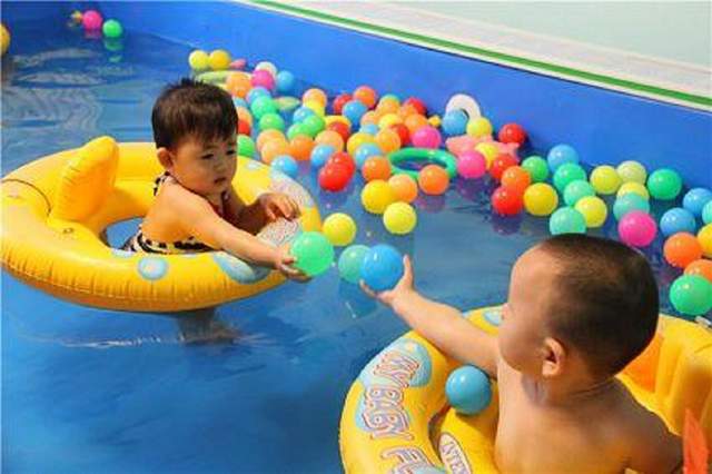 宝宝游泳虽有好处,但1岁内的娃会面临 危险 ,家长要注意