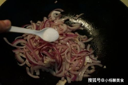 炒豆腐洋蔥什么時(shí)候倒油