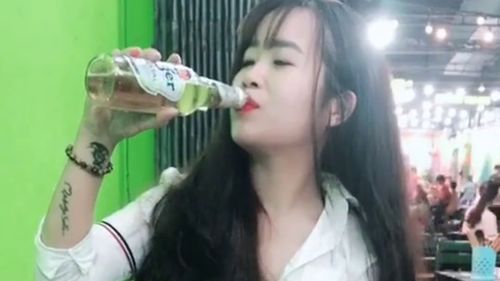 越南女孩从小就会喝酒,不对瓶吹都不叫喝酒,这样的女孩你喜欢吗 
