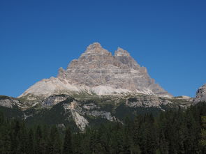 峨峨高山，承载千年历史的自然奇观，峨峨高山首悠悠万里道是什么意思