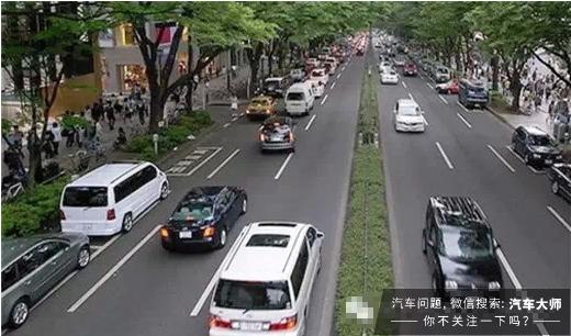 为什么公路上的汽车会车是靠右，而铁路会车是靠左(铁路为什么靠左行)