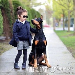西雅图的小女孩和她的杜宾犬形影不离