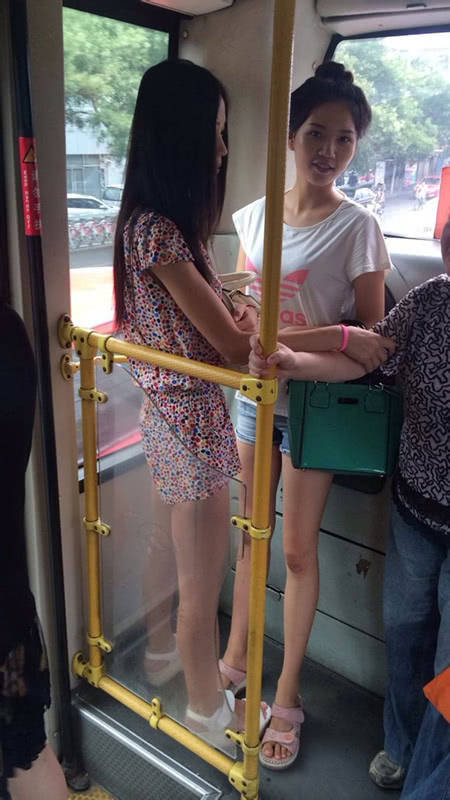 爆笑搞笑笑话，一美女上了公交，所有人都盯着她也包括我但美女！