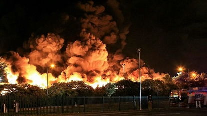 英国垃圾厂大火如火山喷发 浓烟滚滚似末日 
