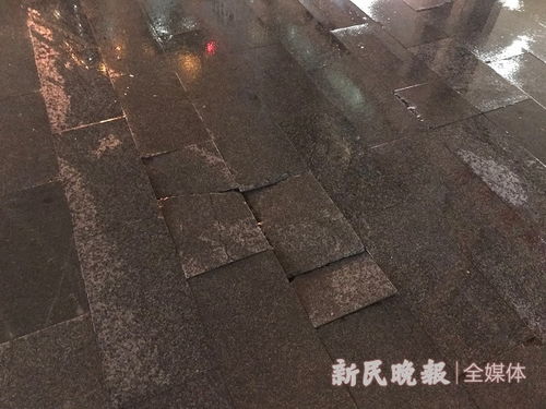 新大陆广场地砖多处碎裂 黑夜行走容易脚下 拌蒜