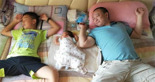 神同步 宝宝和爸爸睡姿似复制粘贴,不用鉴定就知道是亲生的