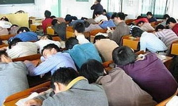 学生睡倒一片,教师淡定讲课,是现在的老师 不作为 吗