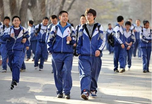 学生都身穿校服,为什么老师却能一眼看出 家境 这些方面不同