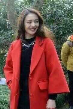 郑爽和谢娜年龄相差10岁,同穿大红外套的差别还真不小 女明星 
