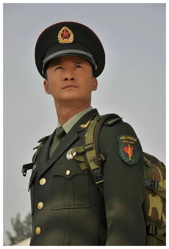 吴京是部队什么军(著名导演吴京有特种部队的军事素养 那么他有军衔吗
