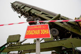 俄军装填白杨M洲际导弹画面曝光 拖车轮胎腾空