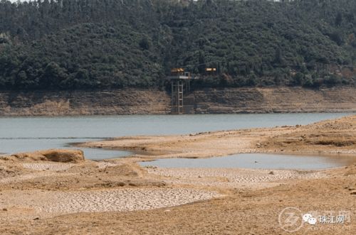 高温少雨,云南105个站点出现气象干旱 陆良这个水库大面积干涸龟裂......