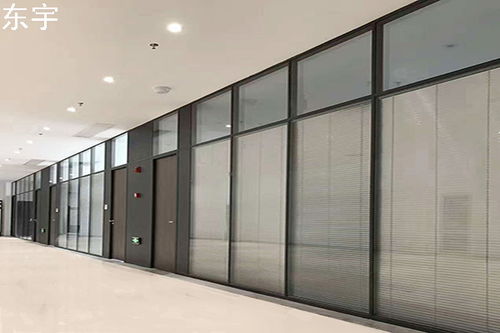广东办公玻璃墙定制价格,玻璃隔断墙设计