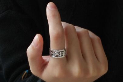 男生右手食指带戒指是什么含义