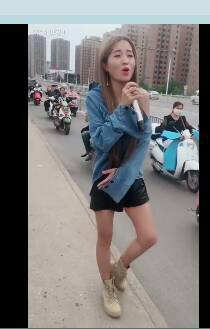 美女路边唱我们不一样,是在yy还在快手的 