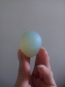 我有一颗鸡蛋一样的石头,是透明的,里面还有一颗像蛋黄一样的东西,请问这样的石头值钱吗 