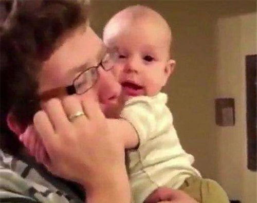 宝爸在婴儿的手臂上轻轻咬下,婴儿的做法让宝妈捧腹