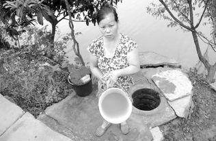 四川省自贡市一养殖户鱼塘肥水养鱼 沿河居民遭殃 