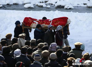 阿富汗民众为雪崩遇难者举行葬礼 三 