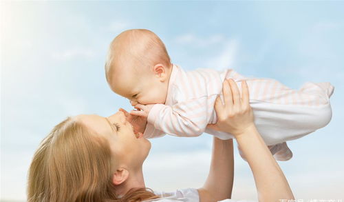 抱孩子时,错误的姿势,容易伤害到宝宝的脊椎,如何正确抱孩子