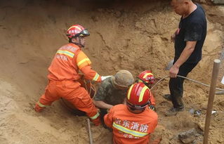 突发坍塌 烟台龙口挖井工人被埋40分钟获救生还,工人跪地感谢