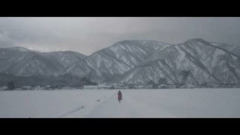 求问一部日本电影名字 画面很美 开始就是下雪天 大雪中 一家三口坐在车里 母亲离开 不知道名字 