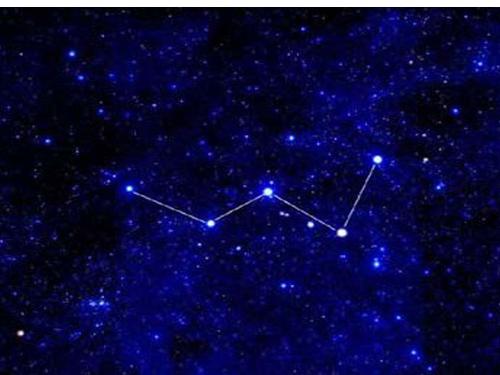 现在夜空中央有不知道几个组成的密集的几个星星组成的是什么星座,或者是什么星星