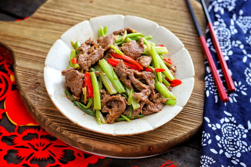 芹菜炒牛肉,掌握这2个窍门,芹菜爽脆,牛肉嫩滑,比饭店的好吃