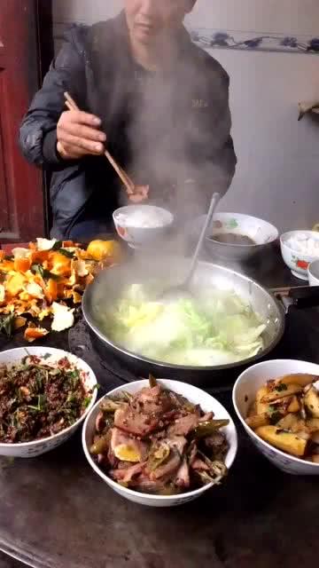 云南人有多喜欢吃火锅 看他们的饭桌就知道了 