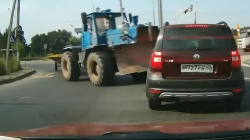 大型车转弯要小心,不注意车距就撞车,刹车都没用 