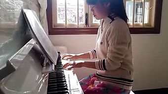 弹钢琴的女孩 – 