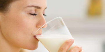 喝牛奶容易长痘(喝牛奶容易长痘是乳糖不耐受吗)