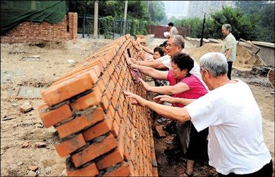 防土墙被误当违建 众居民合力推倒 