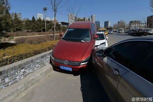 北京一宝马连撞数车 司机挨个留纸条致歉 
