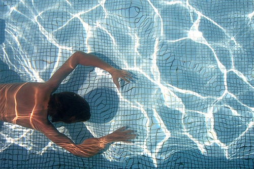 梦见游泳池是什么意思 大鱼解梦网 