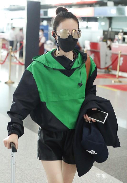 王丽坤的 混季节 穿搭挺个性,绿色拼接卫衣配短裤好新潮,超靓