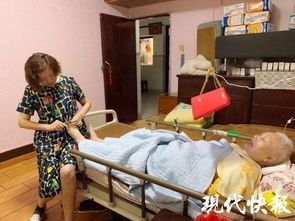 孝顺儿媳悉心照顾婆婆9年,看到病中的婆婆心疼得眼泪直掉