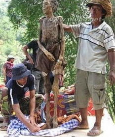 印尼赶尸习俗每年挖亲人遗体帮穿新衣 