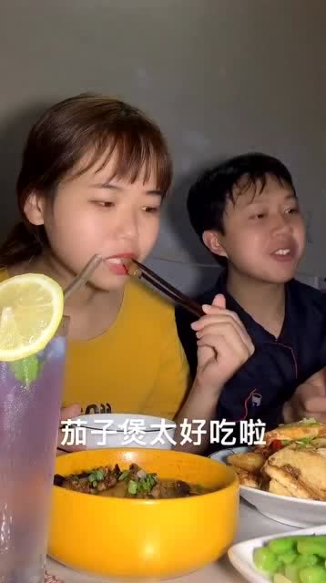 煮饭给老公吃,贴心的老婆 