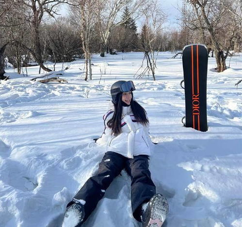 女明星冬奥穿搭 关晓彤把冰墩墩穿上身,何穗AB忙滑雪造型不重样