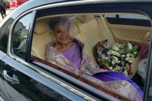 86岁超时髦奶奶穿着自己设计的婚纱出嫁,网友都变成了迷弟迷妹 