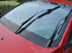 汽车新换的雨刷老是刮不干净,还在错怪雨刮吗