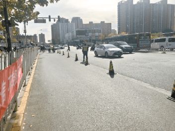 北京商圈路口乱停车现象明显改善